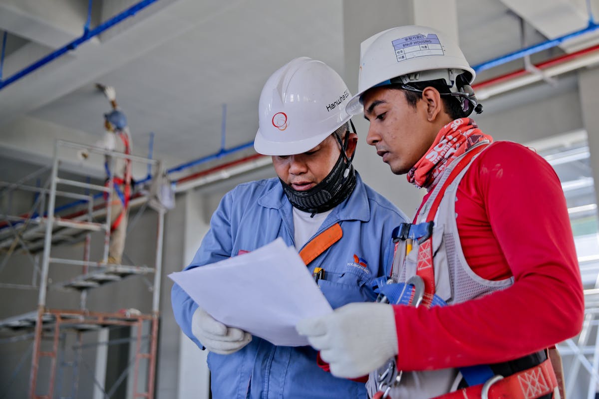 Profissional realizando controle de qualidade na construção