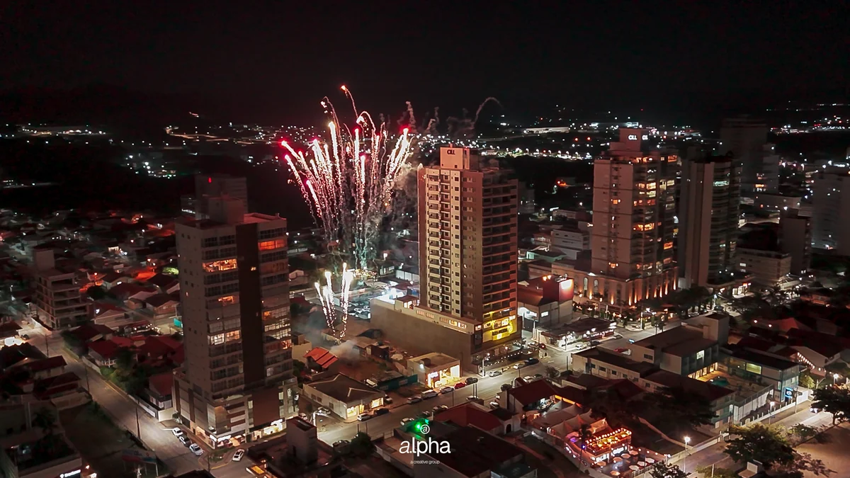 Vista aérea noturna da inauguração do CILL Boulevard em Balneário Piçarras, com fogos de artifício celebrando a entrega do empreendimento de alto padrão da CILL Construtora