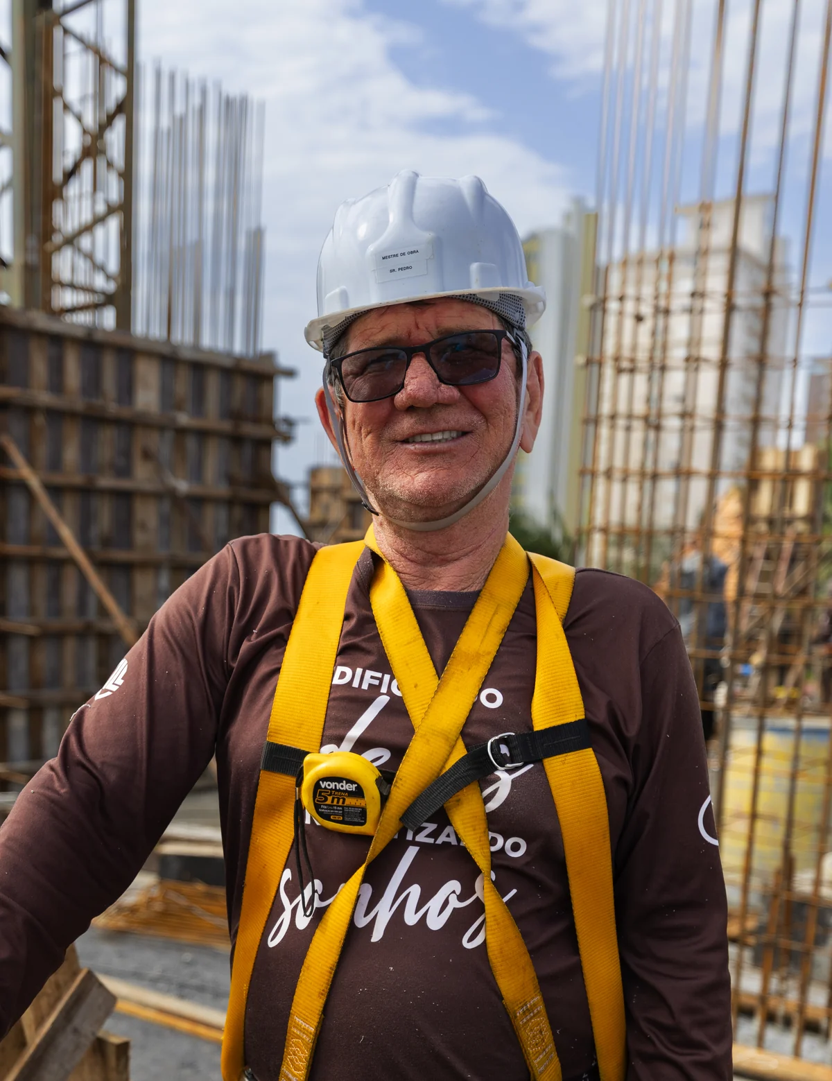 Colaborador da CILL com capacete e cinturão de segurança no canteiro de obras em Balneário Piçarras