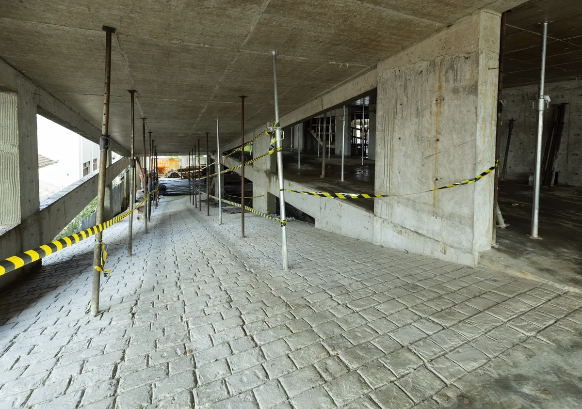 Área do canteiro de obras da CILL sinalizada e isolada com fita zebrada de segurança